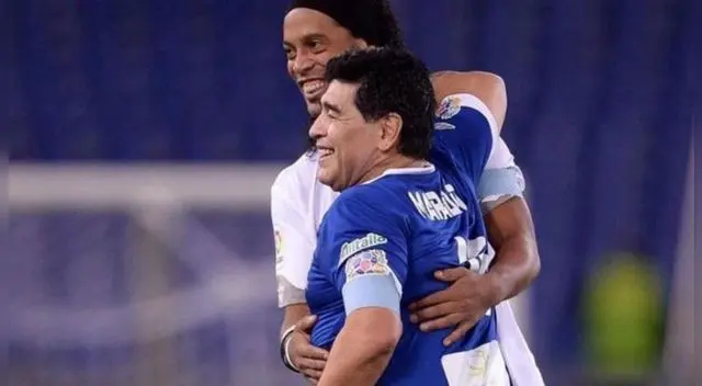 Maradona junto a Ronaldinho en un partido benéfico Maradona junto a Ronaldinho en un partido benéfico