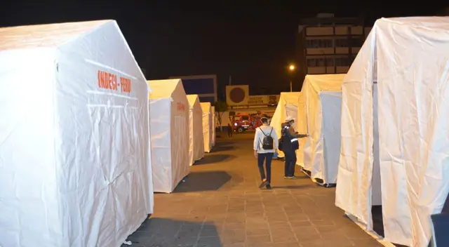 Carpas en Plaza Manco Cápac.