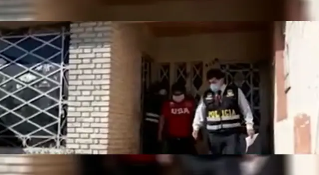 Parroquiano saliendo de prostíbulo.