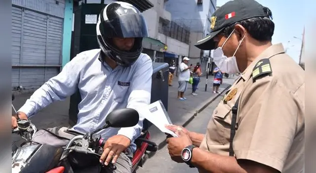 La Policía Nacional del Perú hace operativos todo el día para verificar que solo las personas con trabajos esenciales deben estar en las calles durante el estado de emergencia. La Policía Nacional del Perú hace operativos todo el día para verificar que solo las personas con trabajos esenciales deben estar en las calles durante el estado de emergencia.