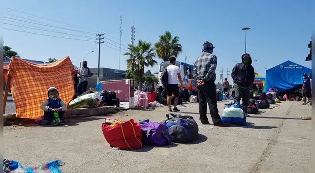 Caminantes varados por un vuelo humanitario. Caminantes varados por un vuelo humanitario.
