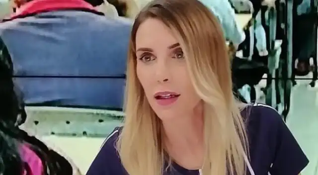 Juliana Oxenford hace caso omiso a quienes no le gustó que haga karaoke en su programa.