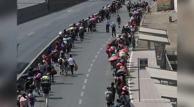 Caminantes en la Panamericana del Norte Caminantes en la Panamericana del Norte