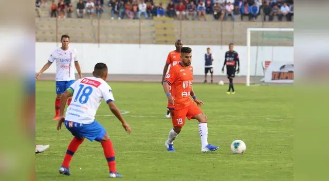 Cedrón en acción ante un jugador de Mannucci Cedrón en acción ante un jugador de Mannucci