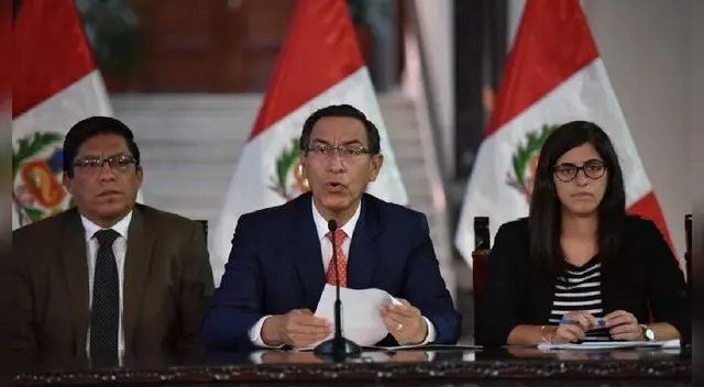 Martín Vizcarra flanqueado de Vicente Zeballos y María Antonieta Alva