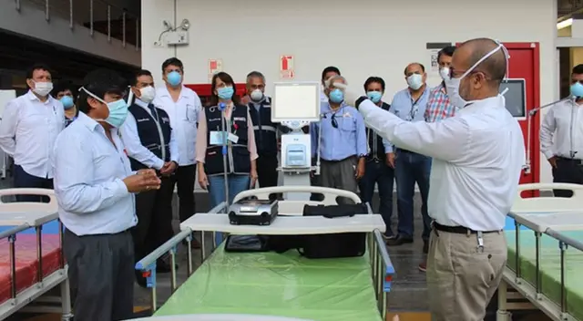 Víctor Zamora supervisando el hospital.