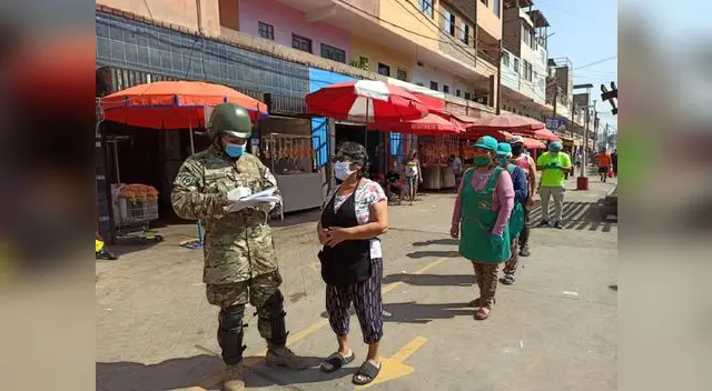 EsSalud somete a la prueba rápida de descarte por coronavirus a los comerciantes del mercado de Caquetá.