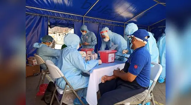 EsSalud somete a prueba rápida de descarte por coronavirus a comerciantes del mercado Caquetá.