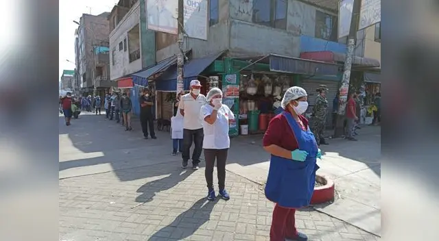 EsSalud somete a la prueba rápida de descarte por coronavirus a los comerciantes del mercado de Caquetá.