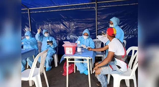 EsSalud somete a la prueba rápida de descarte por coronavirus a los comerciantes del mercado de Caquetá.