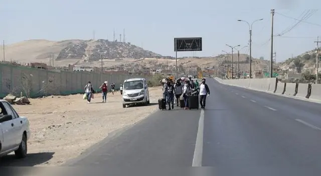 Varados de Jaen buscan llegar a su región caminando en vista que no reciben ayuda de las autoridades. Varados de Jaen buscan llegar a su región caminando en vista que no reciben ayuda de las autoridades.