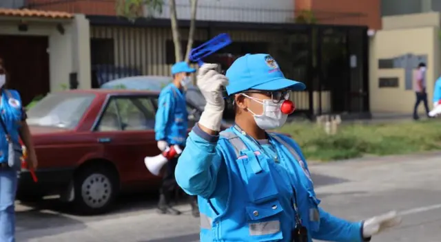 Serenos cantan Feliz Cumpleaños a los vecinos de Magdalena. Serenos cantan Feliz Cumpleaños a los vecinos de Magdalena.