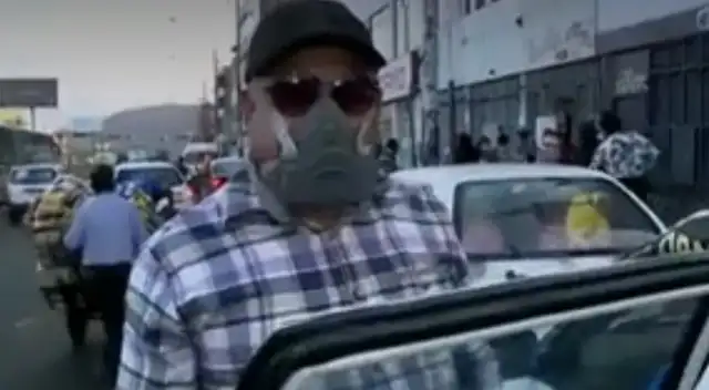 Taxista utilizó papel filma para no contagiarse de COVID-19. Taxista utilizó papel filma para no contagiarse de COVID-19.