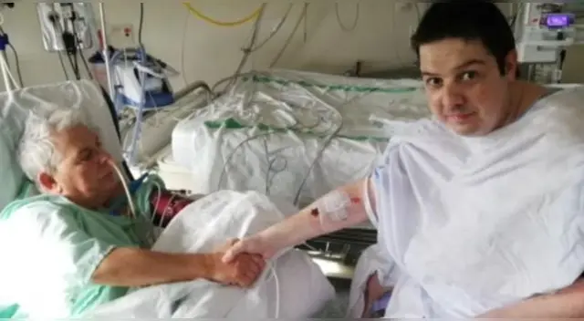 Los dos han sido ovacionados mientras los trasladaban a una nueva habitación. Los dos han sido ovacionados mientras los trasladaban a una nueva habitación.