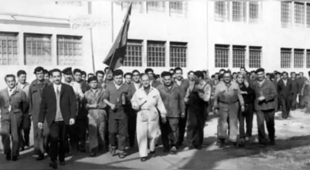 “Ocho horas para el trabajo, ocho para el sueño y ocho para la casa”, es el lema que más de 80 mil trabajadores gritaban en las huelgas.