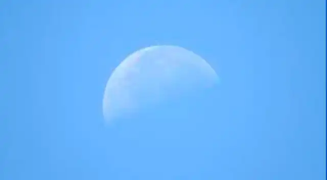 Luna en plena luz del día Luna en plena luz del día