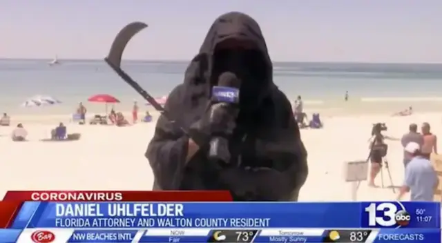 El sujeto se disfrazó de la muerte para ahuyentar a los bañistas.