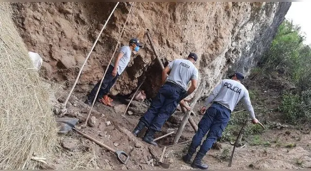 Familia que vive en cueva recibió ayuda de la PNP. Familia que vive en cueva recibió ayuda de la PNP.