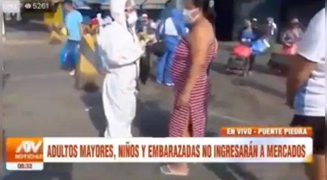 La reportera solo atinó a reírse al darse cuenta del error que había cometido.