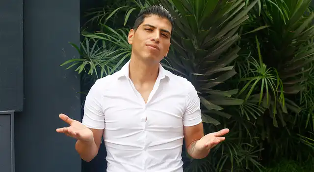 El cantante John Kelvin sigue en Japón.