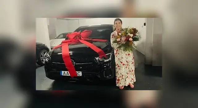 Dolores Aveiro  posa  con su regalo por el Día de la Madre