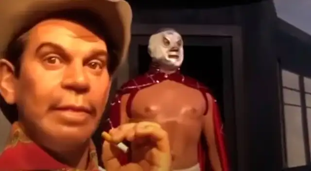 Inicialmente 'El Santo' mira a su izquierda, luego mira de frente.