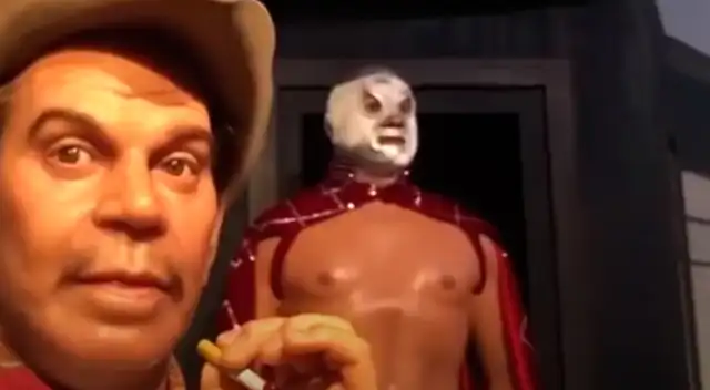 Inicialmente 'El Santo' mira a su izquierda, luego mira de frente.