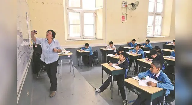 Ministro de Educación analiza opciones de reapertura de clases presenciales en colegios en ciertos sectores. Ministro de Educación analiza opciones de reapertura de clases presenciales en colegios en ciertos sectores.