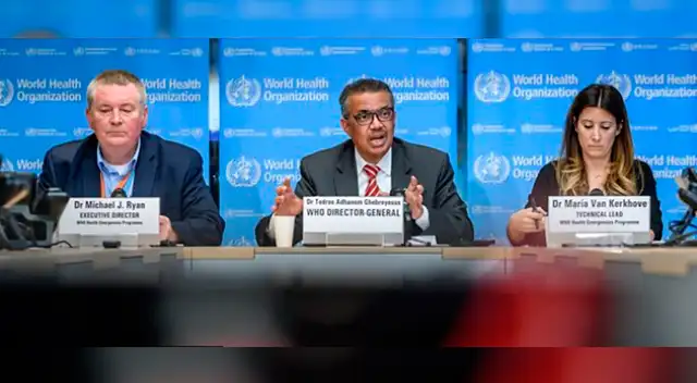 De Izq. a Der.: Mike Ryan, director ejecutivo del programa de emergencias sanitarias OMS; Tedros Adhanom, director general OMS; Maria Van Kerkhove, jefa técnica del Programa de Emergencias OMS.