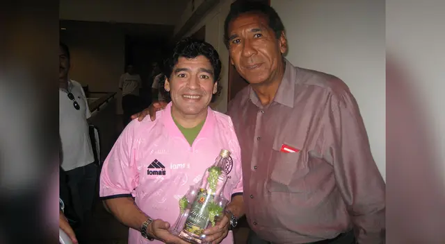 Julio Meléndez junto a Diego Maradona Julio Meléndez junto a Diego Maradona