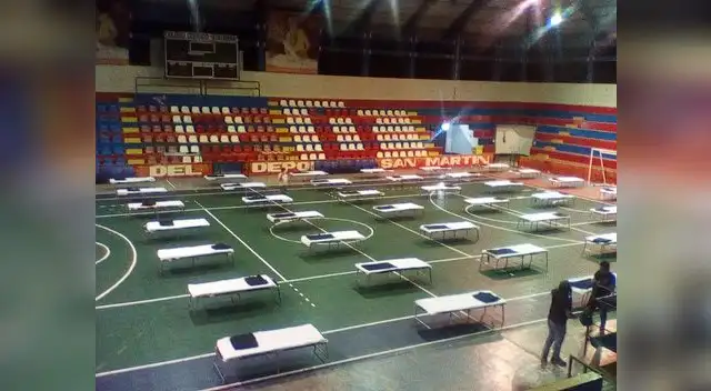 Coliseo Cerrado de Tarapoto sirve como albergue de personas necesitadas .