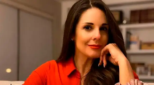 La conductora Rebeca Escribens se encuentra realizando las labores del hogar.