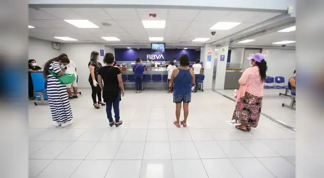 Cuando acudas a cobrar tu bono de 380 soles, mantén la distancia de 2 metros para evitar contagios.