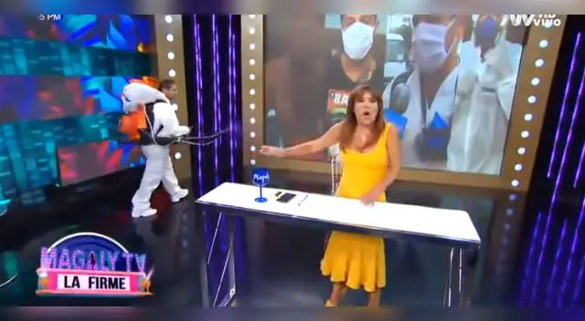 Jonathan Maicelo ingresa a fumigar el set de Magaly Medina. Jonathan Maicelo ingresa a fumigar el set de Magaly Medina.