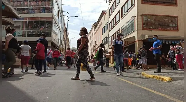 Serenos del municipio de Lima y Policía Nacional retiró a los ambulantes en Mesa Redonda. Serenos del municipio de Lima y Policía Nacional retiró a los ambulantes en Mesa Redonda.