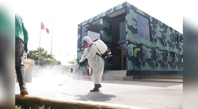 Municipalidad de Villa María del Triunfo colaboró con la fumigación de la Escuela de Paracaidistas de Chorrillos.