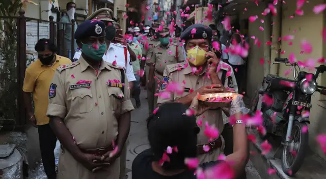 Decenas de parejas han decidido casarse a través de videoconferencias en la India. Decenas de parejas han decidido casarse a través de videoconferencias en la India.