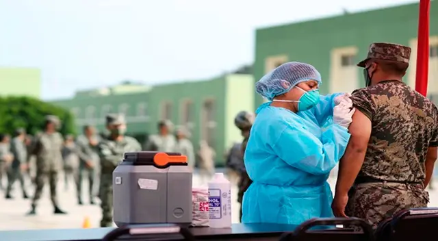 Personal del Minsa en plena vacuna Personal del Minsa en plena vacuna