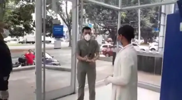 Los empleados de la sucursal bancaria impidieron el ingreso de un médico.