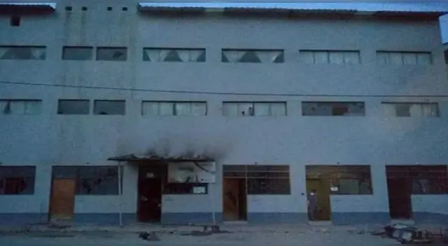 Vecinos Subtanjalla bloqueron los acceso al distrito al enterarse que se tenía planeado el traslado de pacientes con Covid-19 a un centro educativo.