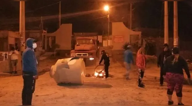 Vecinos Subtanjalla bloqueron los acceso al distrito al enterarse que se tenía planeado el traslado de pacientes con Covid-19 a un centro educativo.