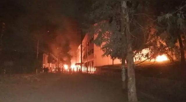 Vecinos Subtanjalla bloqueron los acceso al distrito al enterarse que se tenía planeado el traslado de pacientes con Covid-19 a un centro educativo.