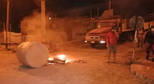 Vecinos Subtanjalla bloqueron los acceso al distrito al enterarse que se tenía planeado el traslado de pacientes con Covid-19 a un centro educativo.