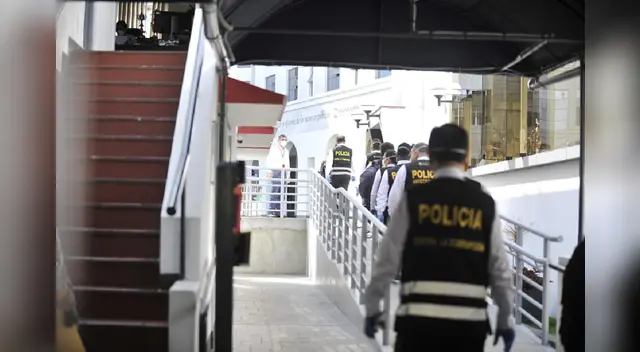 Hasta la sede de la Contraloría llegó peritos de la PNP. Hasta la sede de la Contraloría llegó peritos de la PNP.