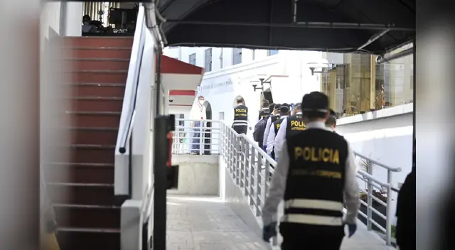 Hasta la sede de la Contraloría llegó peritos de la PNP. Hasta la sede de la Contraloría llegó peritos de la PNP.