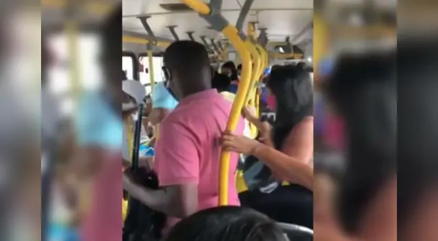 La mujer se negó a bajar del vehículo y desató una brutal pelea. La mujer se negó a bajar del vehículo y desató una brutal pelea.