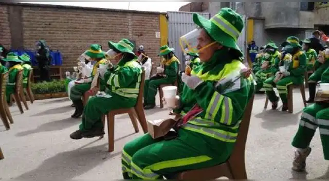 60 trabajadoras de limpieza del servicio público tuvieron un momento de agasajo por el Día de la Madre. 60 trabajadoras de limpieza del servicio público tuvieron un momento de agasajo por el Día de la Madre.