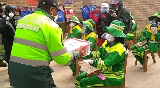 60 trabajadoras de limpieza del servicio público tuvieron un momento de agasajo por el Día de la Madre. 60 trabajadoras de limpieza del servicio público tuvieron un momento de agasajo por el Día de la Madre.