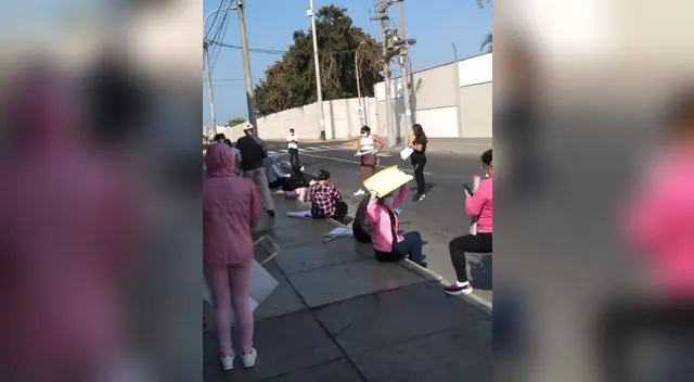 Colegio no resuelve las demandas de los padres de familia.