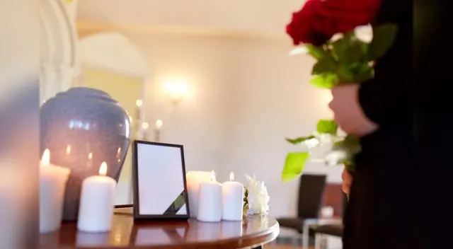 Por un periodo aún indeterminado le tendremos que decir adiós a las tarjetas, flores, peluches y demás homenajes presenciales frente a la sepultura de mamá.